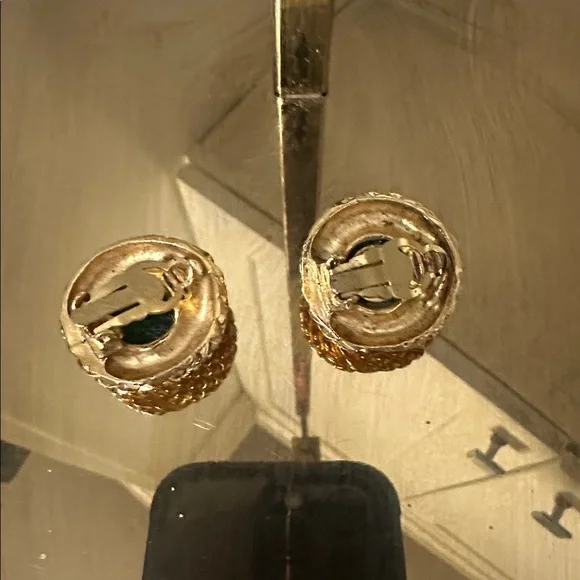 CHANEL Gold and Green Round Earrings PRE-OWNED. - Picture 3 of 6